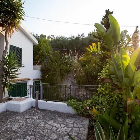 Nadia Con Splendida Vista Mare فيلة كاستيلاّماري ديل غو